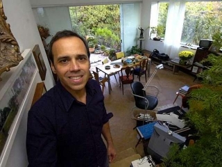 Carlos Solano em sua casa 