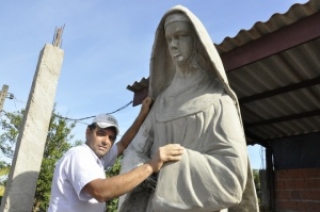 Elias cria esculturas às margens da BR-163, na Vila São Pedro, em Dourados