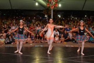 Bailarinas do projeto Nace/Cultura se apresentam na praça Antônio João 