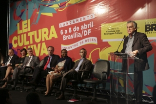 Representantes de vários segmentos da cultura brasileira, juntamente com o ministro Juca Ferreira e autoridades, comemoram a regulamentação da Lei Cultura Viva. (Foto: Janine Moraes)