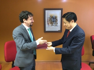 Secretário-executivo do MinC, João Brant, e vice-ministro da Cultura chinês, Dong Wei (Foto: Ascom/MinC)