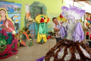 Carnavalesco Ricardo Vilalva está restaurando fantasias usadas no carnaval deste ano. (Foto: Reprodução/Internet)