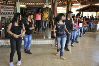 Apresentação de estudantes durante a mostra da escola Guateka. (Foto: Hedio Fazan)