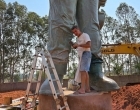 João Carreiro: escultor Juvenal Irene dá os retoques finais na estátua