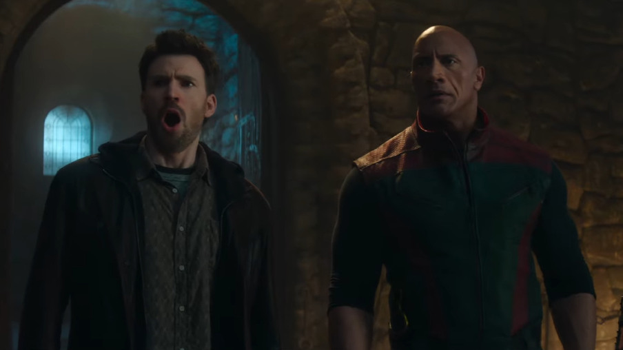 Operação Natal: Comédia com Chris Evans e Dwayne Johnson ganha divertido trailer